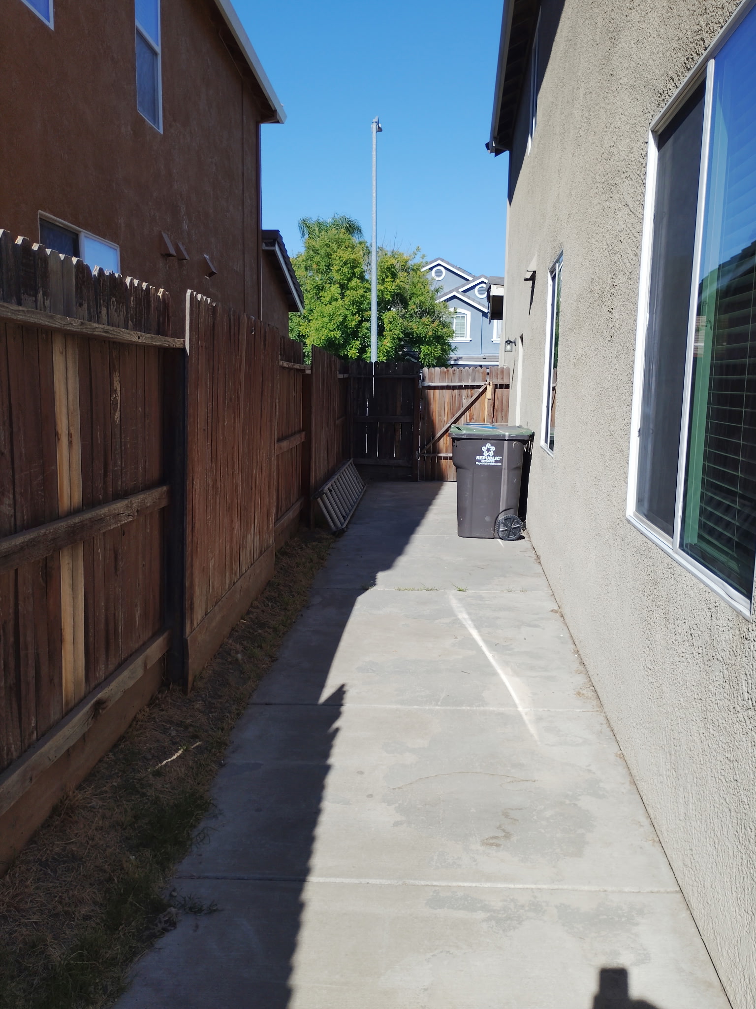 Side yard walkway at 4437 Giselle Lane